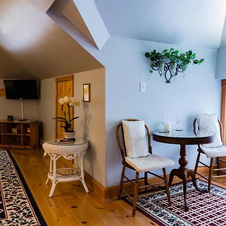 A Hidden Gem Bed And Breakfast วินด์เซอร์ ภายนอก รูปภาพ