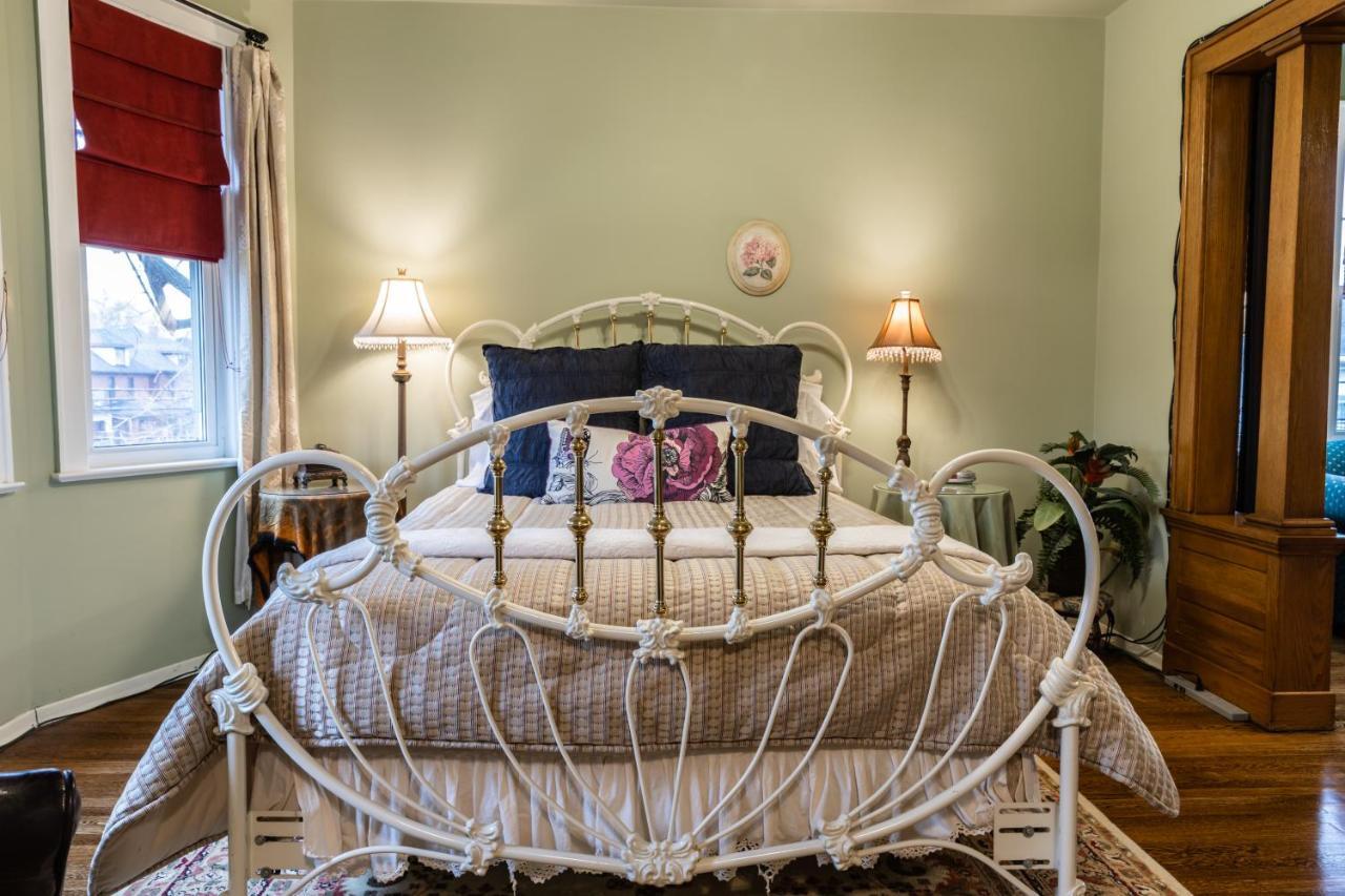 A Hidden Gem Bed And Breakfast วินด์เซอร์ ภายนอก รูปภาพ