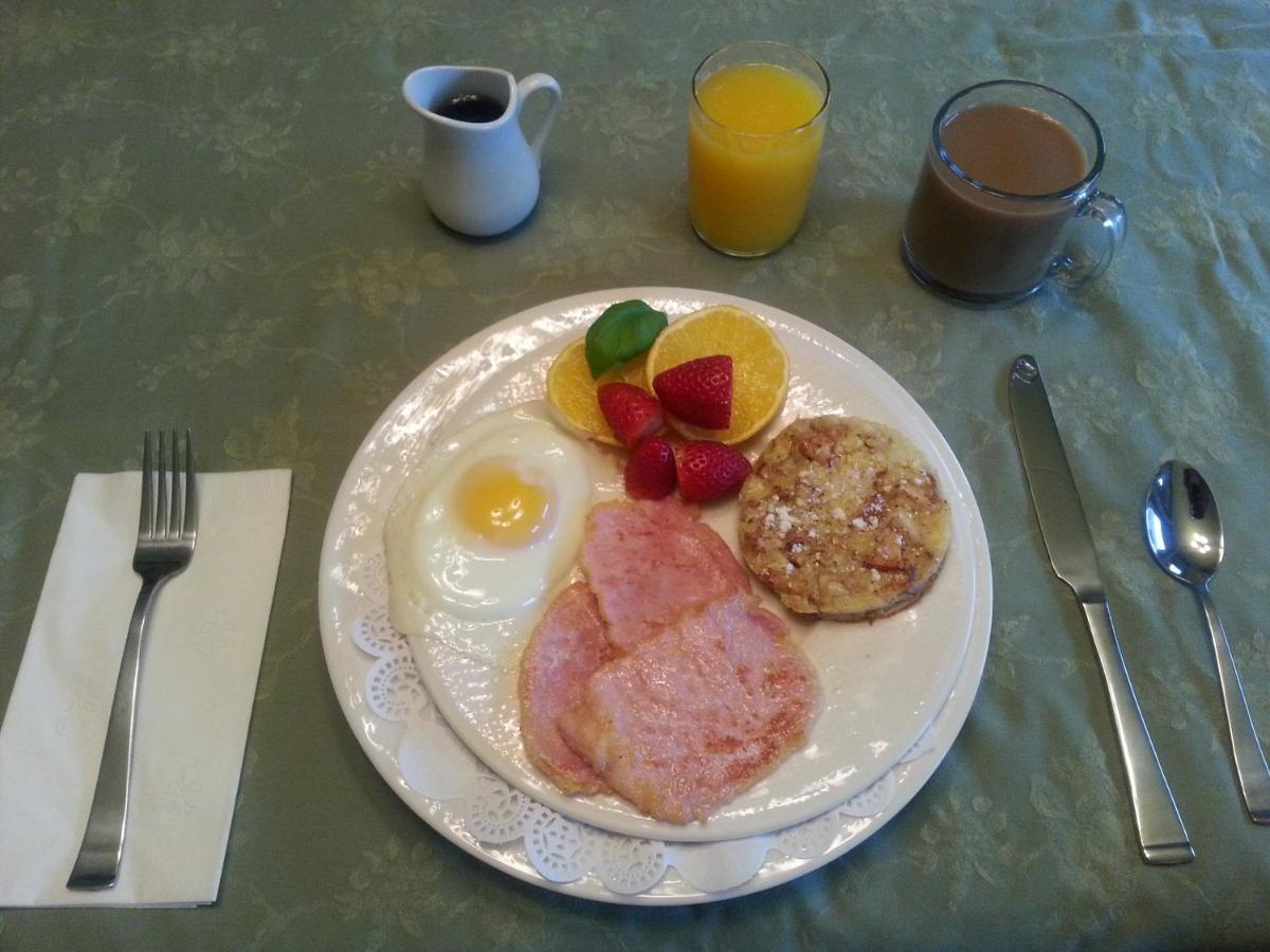 A Hidden Gem Bed And Breakfast วินด์เซอร์ ภายนอก รูปภาพ
